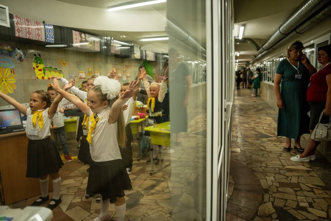 Füze saldırılarının gölgesinde yeni eğitim yılı: Ukrayna'da ilk ders zili metroda çaldı 20